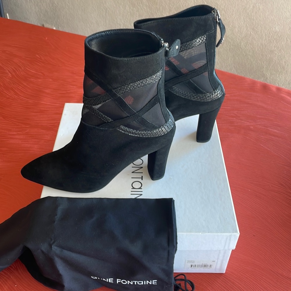 Anne Fontaine New In Box size 39 with dust bag